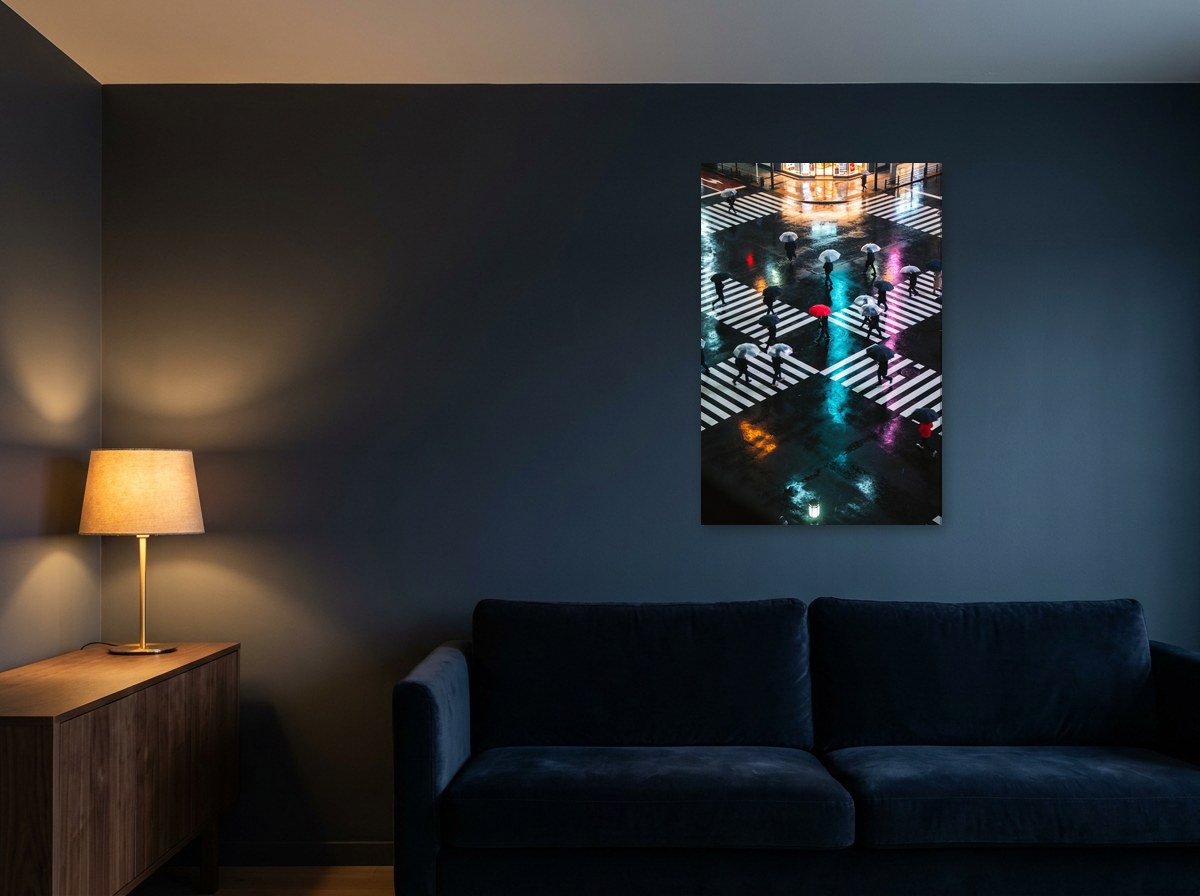 Mise en situation numérique : la toile Carrefour sous la pluie dans un salon bleu nuit