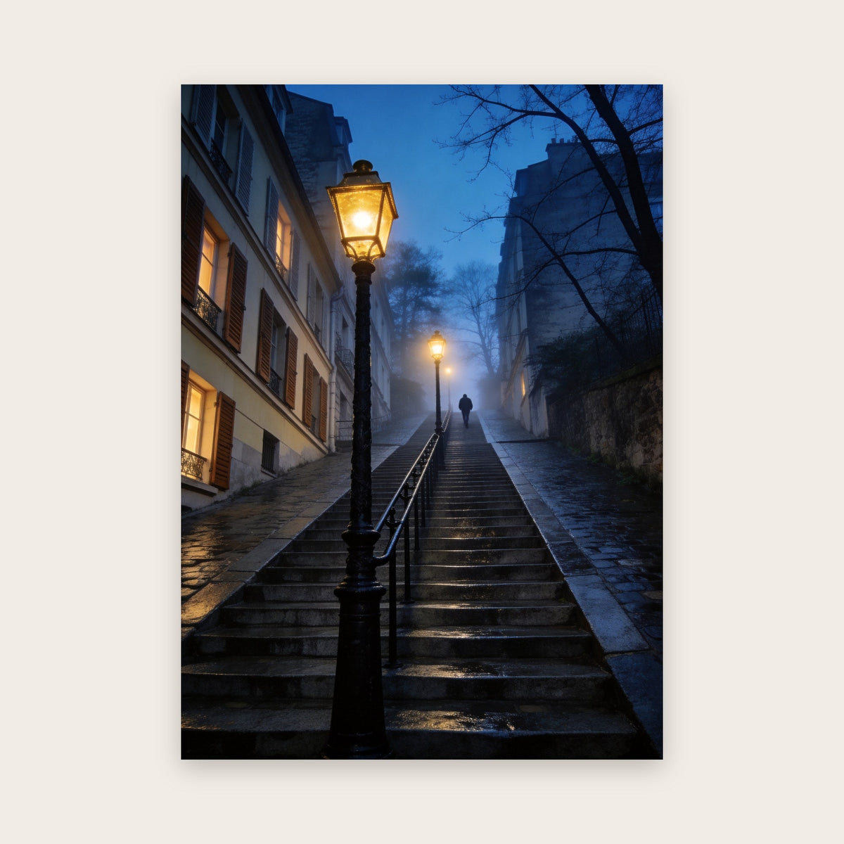 Le poster Escalier aux réverbères — Paris, heure bleue présenté seul, sans cadre : long escalier de pierre mouillé dans la brume, rampe en fer et réverbères dorés