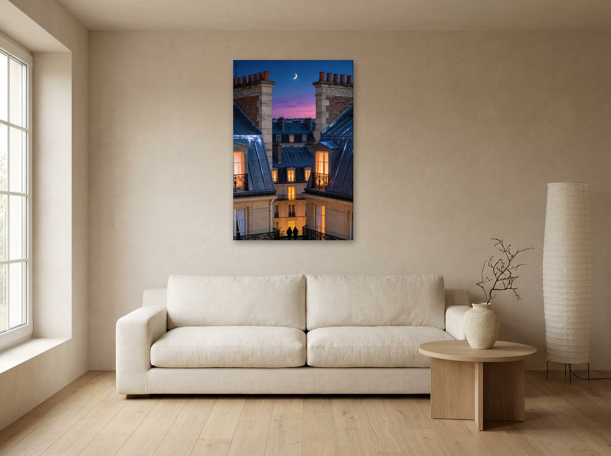 Mise en situation numérique : la toile Toits de zinc — Paris, heure bleue au-dessus d’un canapé écru, sur le mur beige d’un salon aux tons naturels