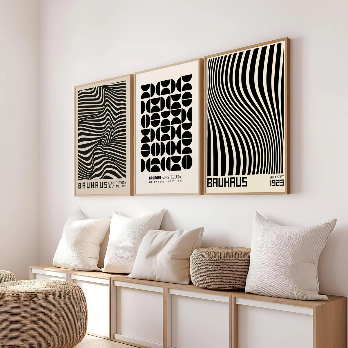 Trois affiches style Bauhaus noir et crème, ondes et demi-cercles, encadrées au-dessus d’un banc en bois