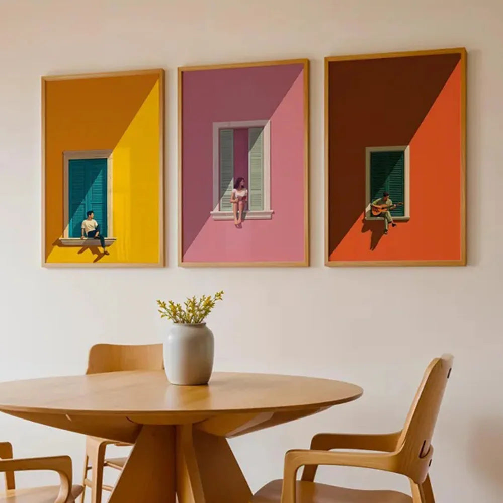 Trois affiches à aplats jaune, rose et orange : personnages assis à une fenêtre aux persiennes vertes, salle à manger
