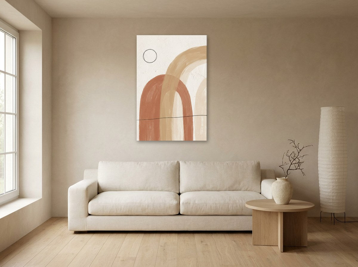 Tableau aux trois arches terracotta, sable et crème accroché sur un mur clair, dans un intérieur aux matières naturelles