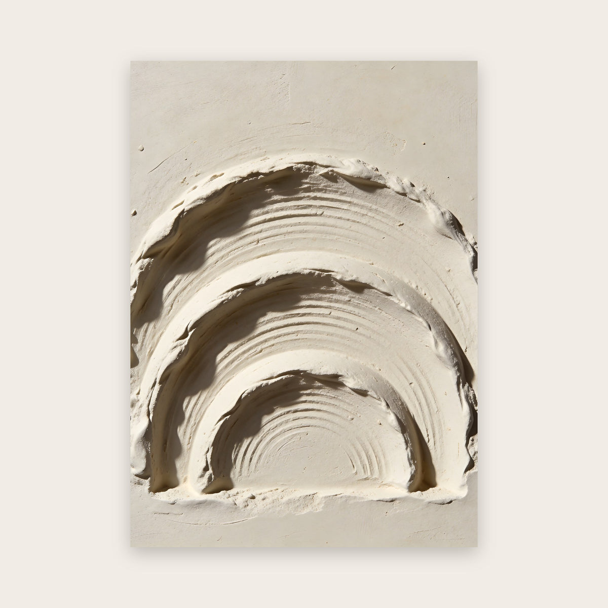 Affiche wabi-sabi : trois arcs concentriques en relief dans un enduit ivoire, éclairés par une lumière rasante