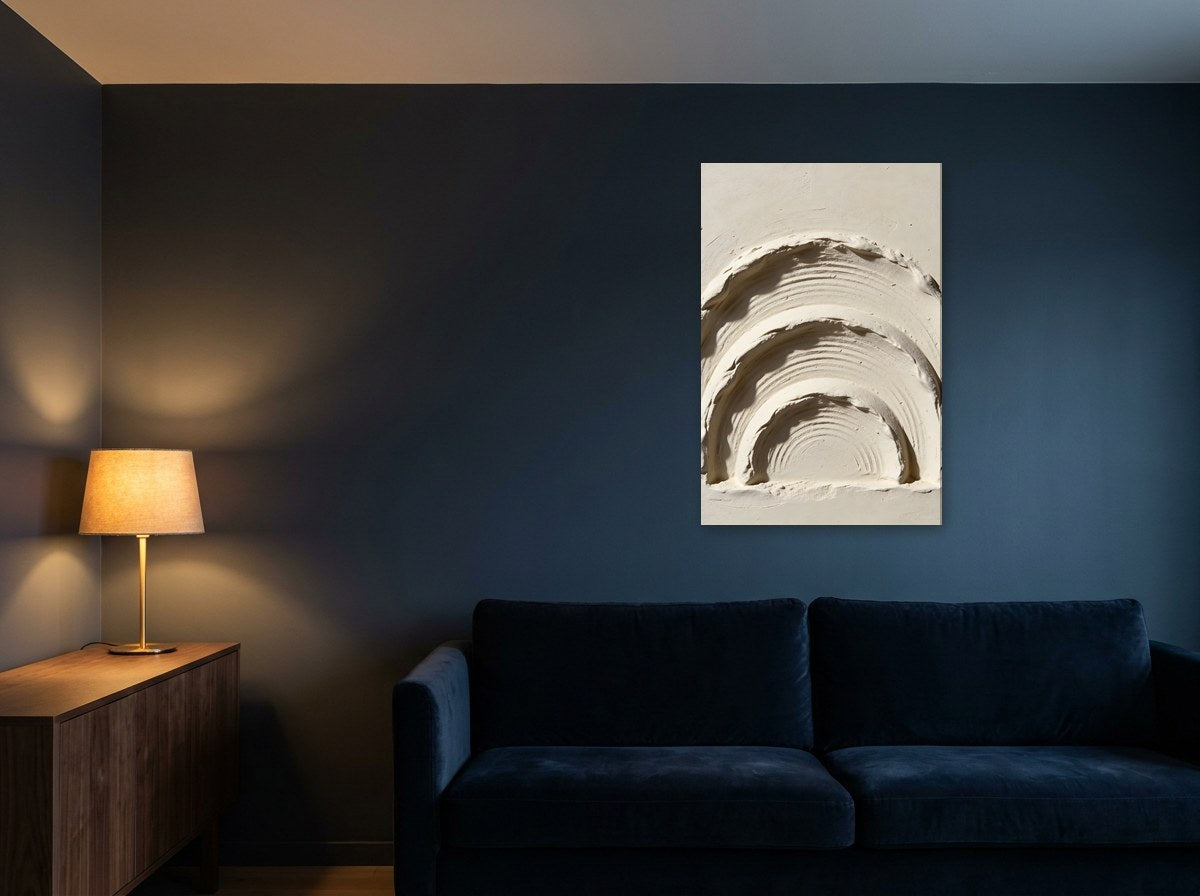 Mise en situation : toile « Arcs dans l’enduit » au-dessus d'un canapé en velours bleu marine, sur un mur bleu nuit éclairé par une lampe