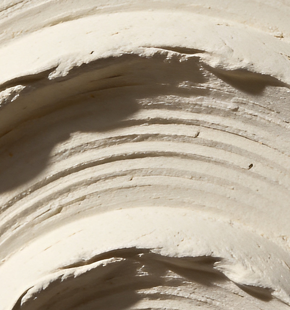 Détail de « Arcs dans l’enduit » : sillons de l’enduit et ombres du relief