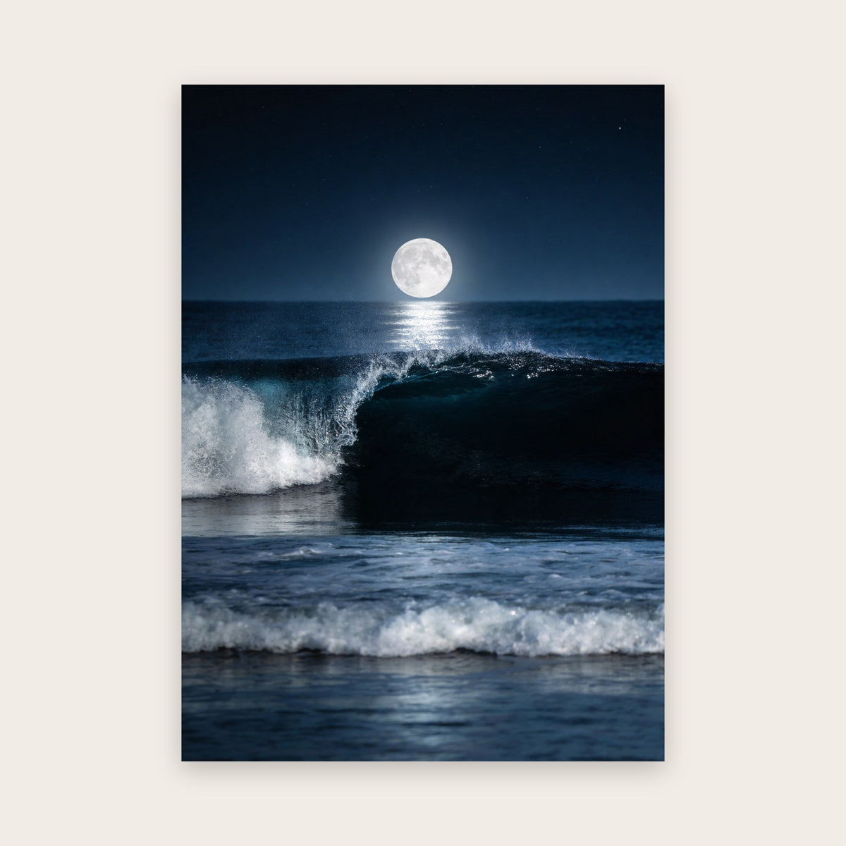 Affiche vague la nuit : pleine lune au-dessus de l'horizon, chemin de lumière argentée et vague qui se brise sur une mer bleu marine