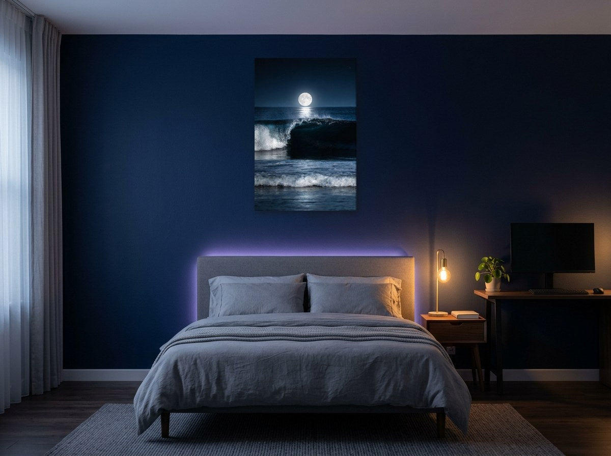 Mise en situation : toile « Argent de lune » au-dessus d'un lit aux draps gris, sur le mur bleu nuit d'une chambre éclairée par une lampe de chevet