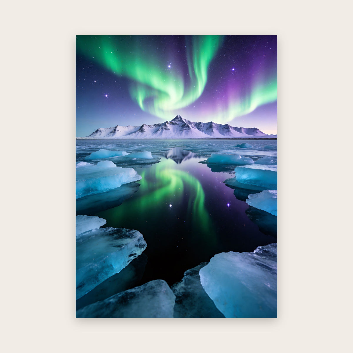 Affiche nature au rendu photo : aurore boréale verte et violette au-dessus d’un lac glaciaire semé de glace bleue, montagnes enneigées