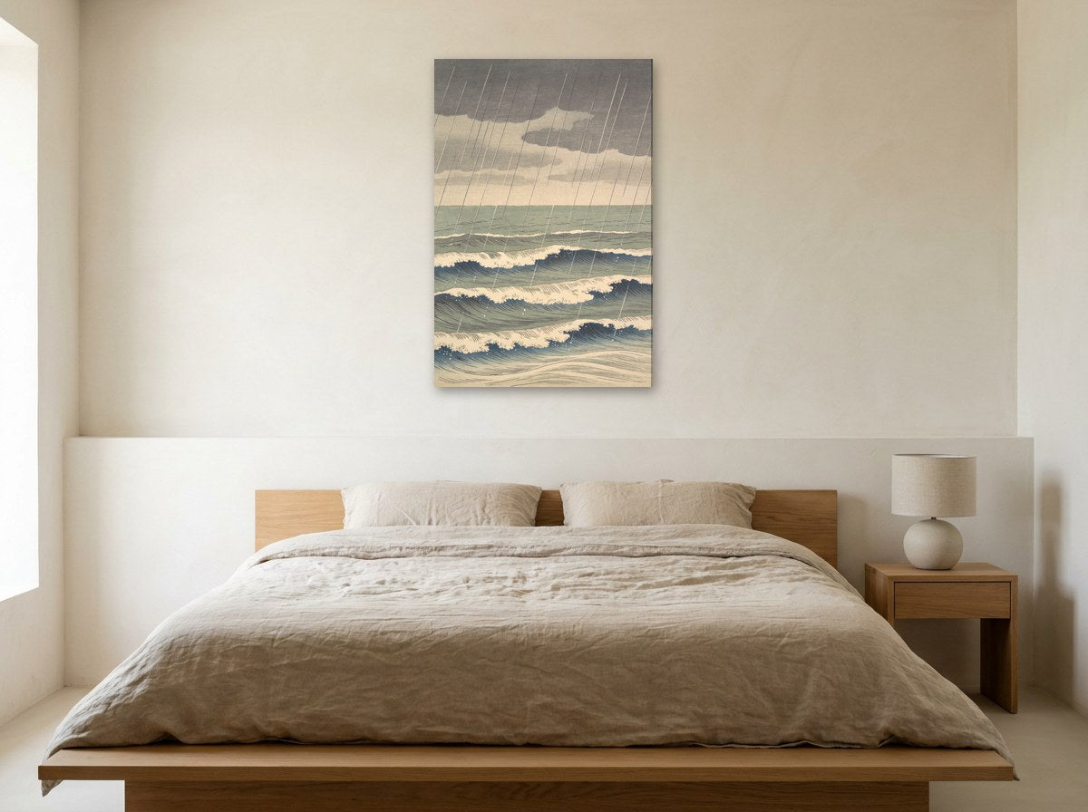 Mise en situation : toile « Averse sur la houle, estampe » au-dessus d'un lit en lin beige, dans une chambre aux murs crème