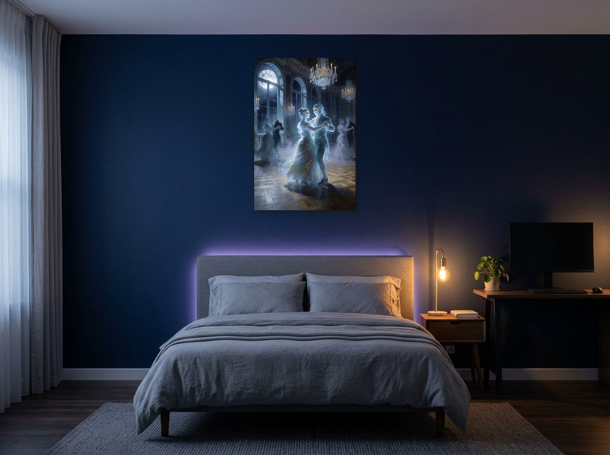 Mise en situation : toile « Le Bal masqué des ombres » au-dessus d'un lit aux draps gris, sur le mur bleu nuit d'une chambre éclairée par une lampe de chevet