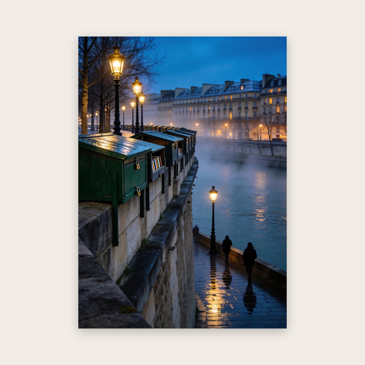 Affiche Paris à l'heure bleue : boîtes vertes des bouquinistes cadenassées sur le parapet, réverbères, Seine dans la brume et façades éclairées
