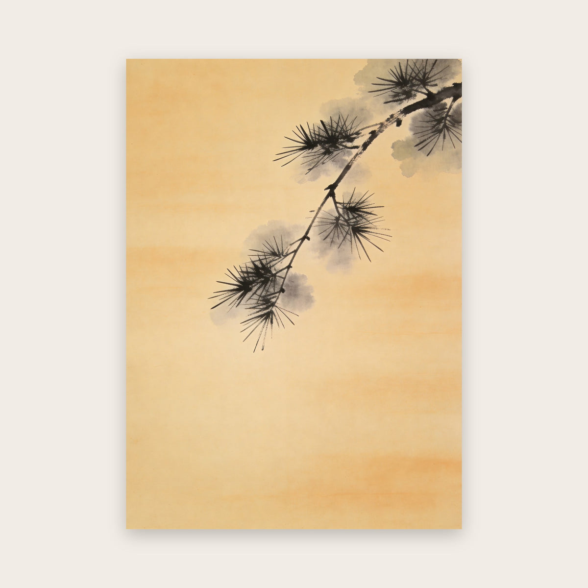 Affiche japandi : branche de pin à l’encre noire et lavis gris descendant du coin supérieur droit, fond ocre doux