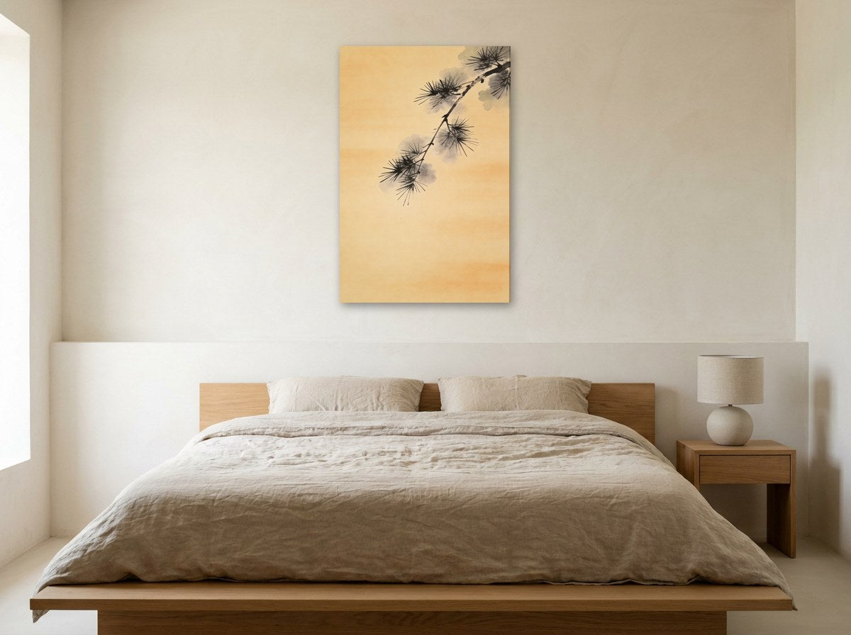 Mise en situation : toile « Branche de pin » au-dessus d'un lit en lin beige, dans une chambre aux murs crème