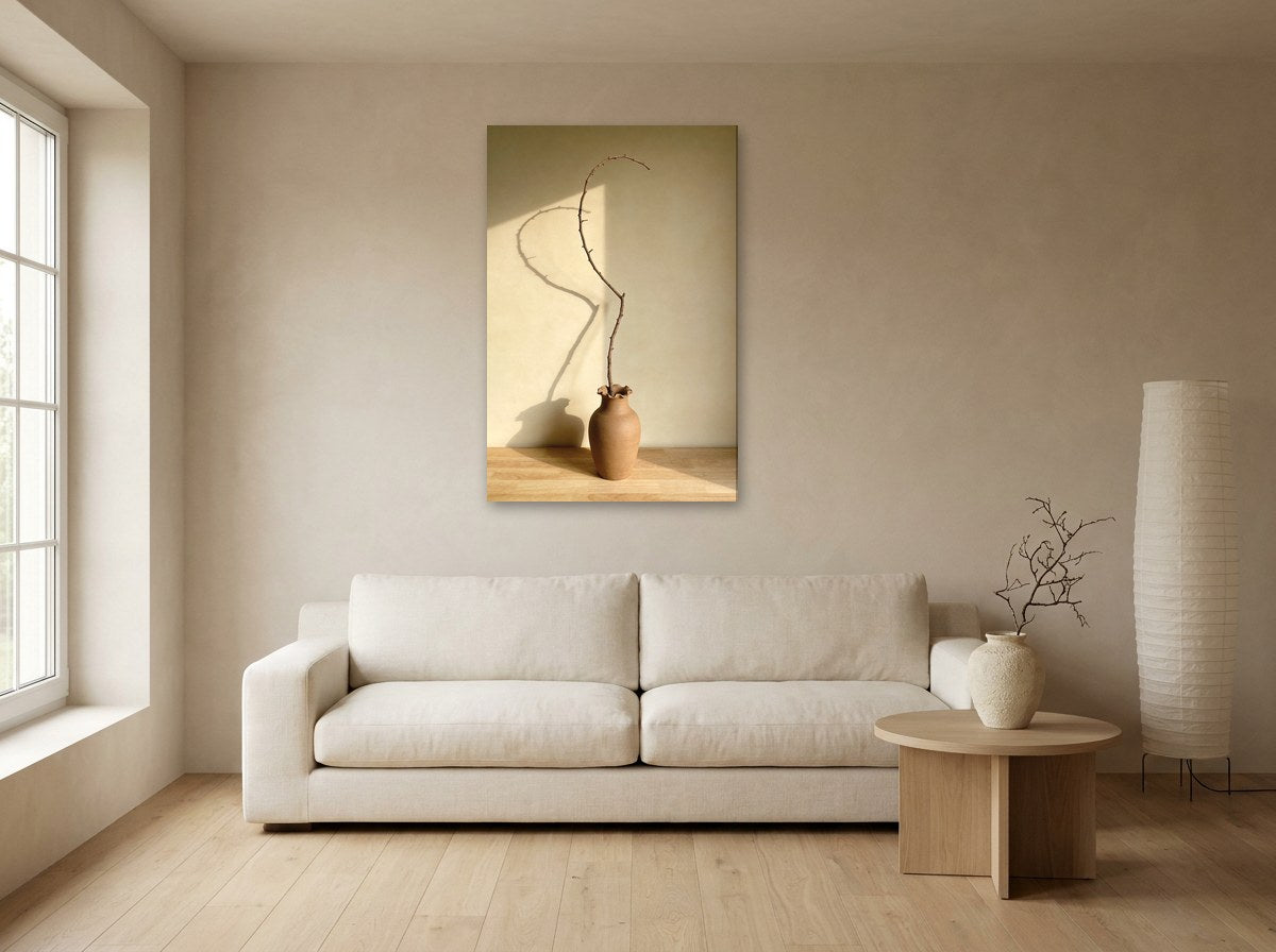 Mise en situation : toile « Branche et vase d’argile » au-dessus d'un canapé écru, sur le mur beige d'un salon japandi