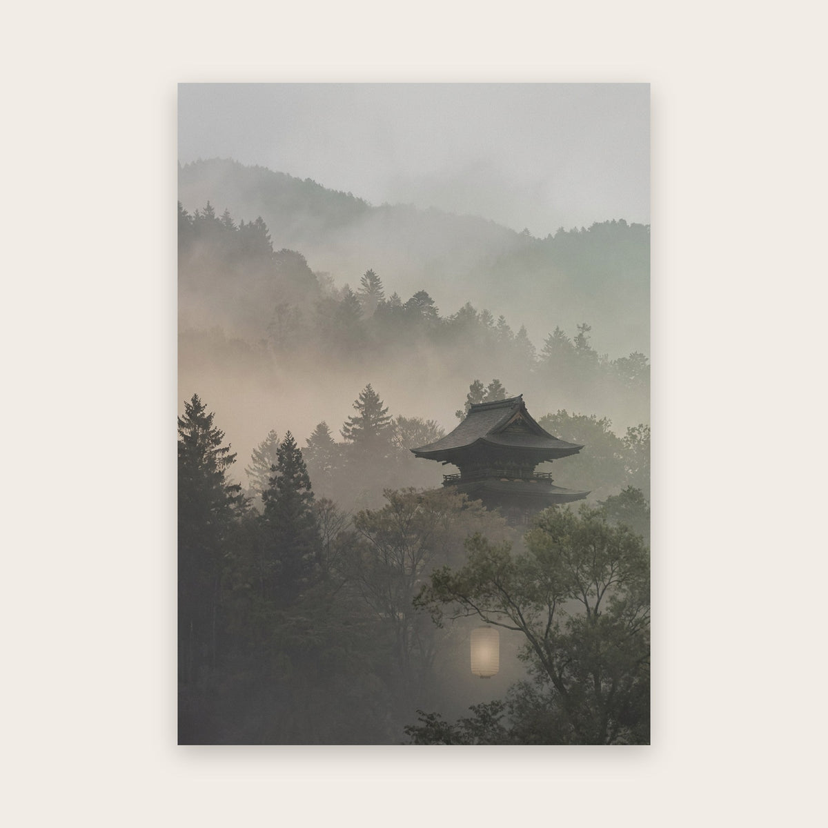 Tableau paysage japonais : pavillon de bois dans la brume, collines de conifères estompées en arrière-plan, lanterne allumée plus bas