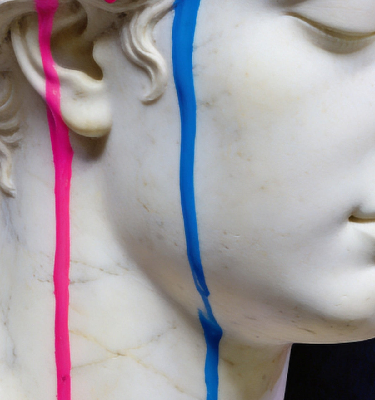 Détail : visage de marbre aux yeux clos et coulures de peinture bleue et rose sur la joue et le cou