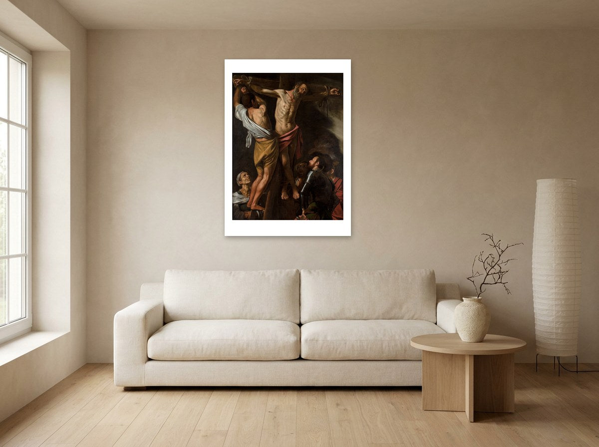 Mise en situation : affiche Le Crucifiement de saint André au mur beige d'un salon, au-dessus d'un canapé en lin écru