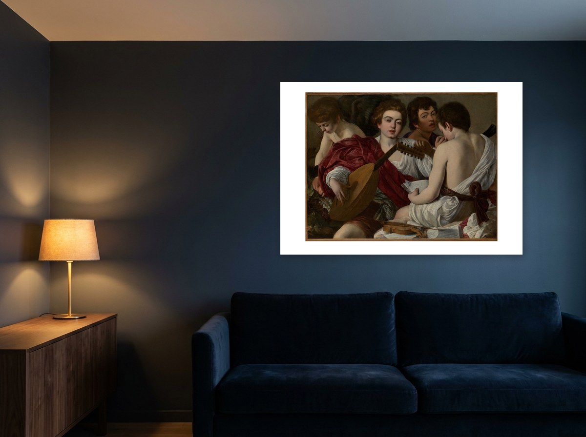 Mise en situation : affiche Les Musiciens au mur bleu nuit d'un salon, au-dessus d'un canapé en velours bleu marine