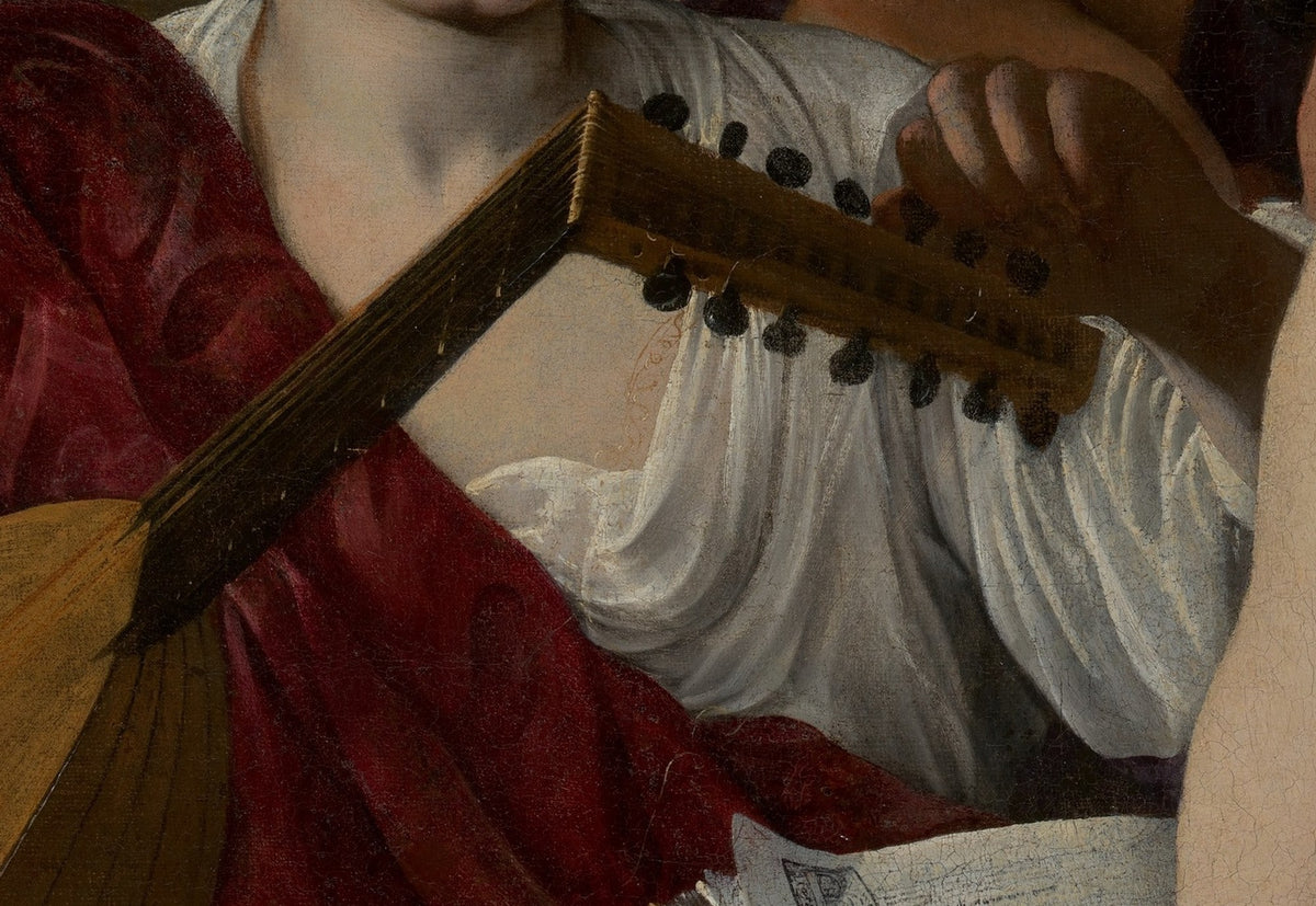 Détail des Musiciens (Caravage) : main sur le haut du manche du luth, chemise blanche et drapé rouge