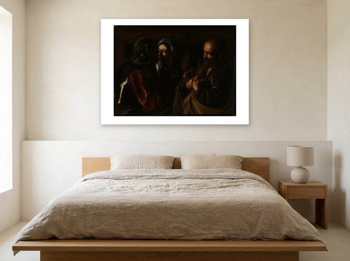 Mise en situation : affiche Le Reniement de saint Pierre au mur crème d'une chambre, au-dessus d'un lit bas en bois clair