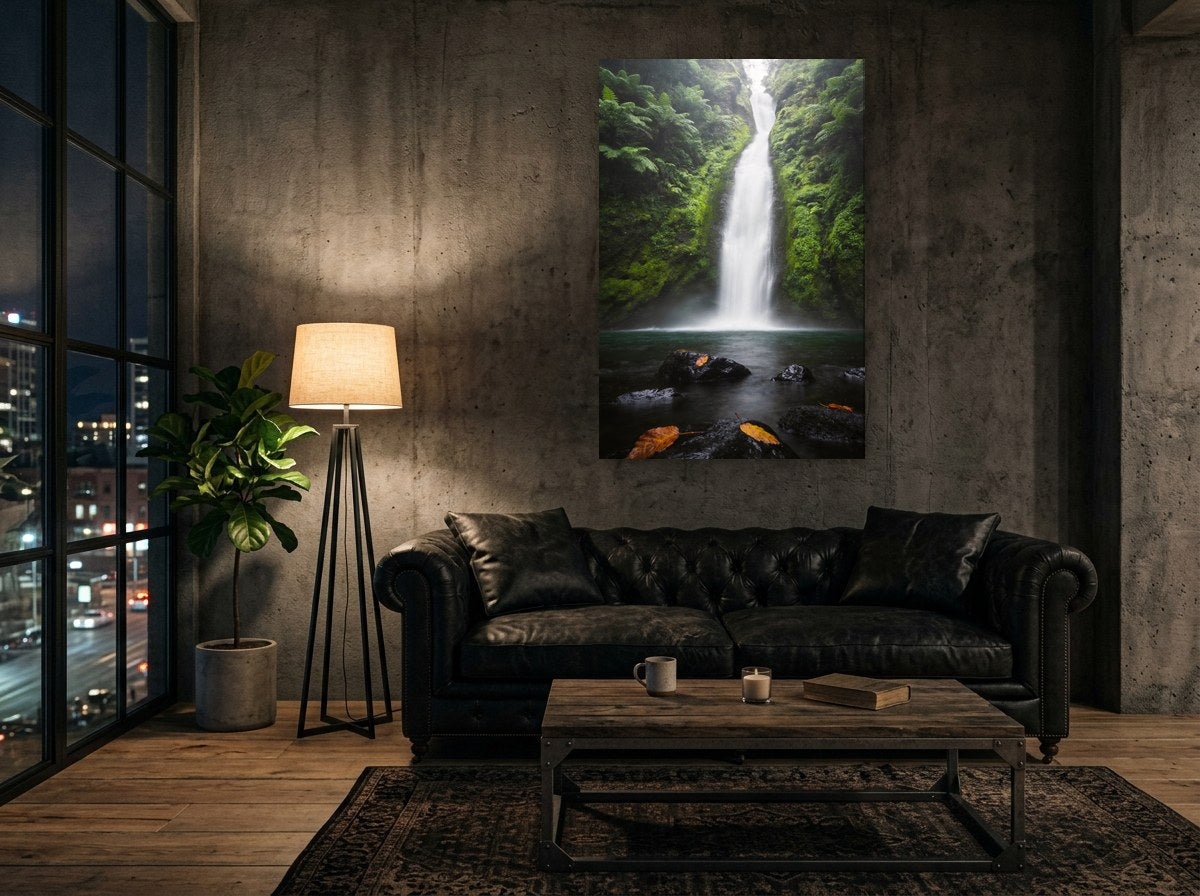 Mise en situation : toile « Cascade aux mousses » sur le mur de béton d'un loft, au-dessus d'un canapé chesterfield en cuir noir