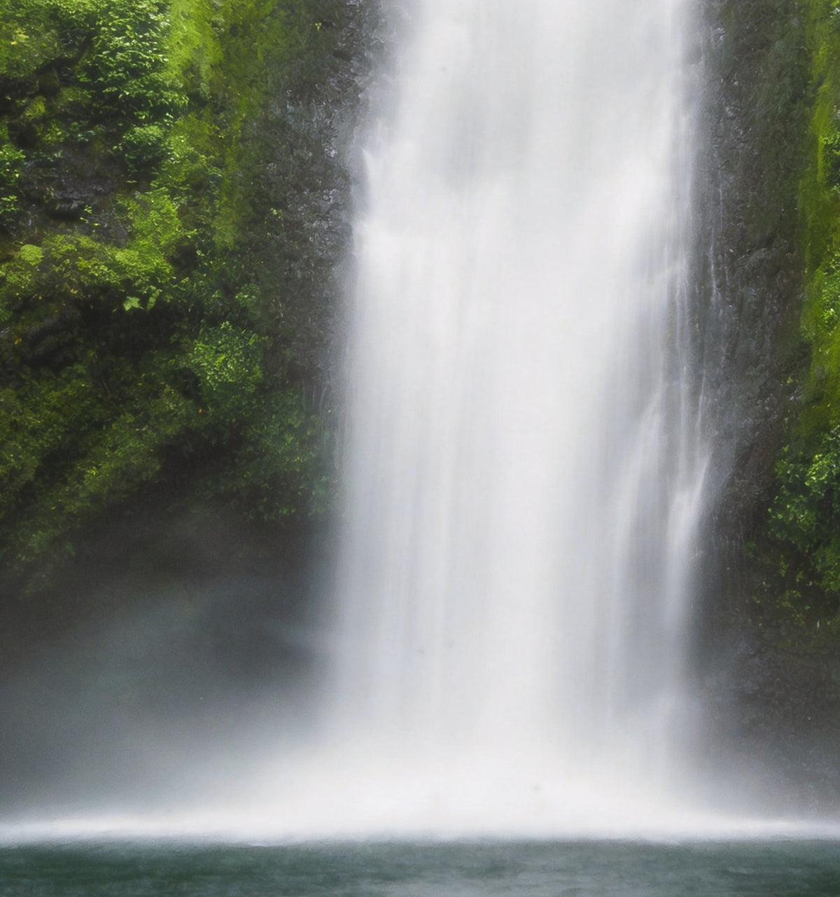Détail de « Cascade aux mousses » : l’eau soyeuse au pied de la chute