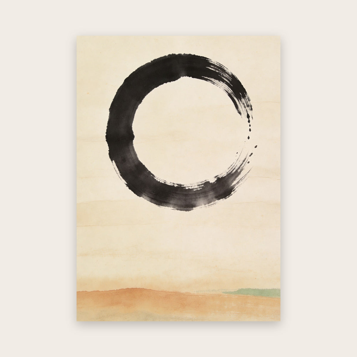 Affiche japandi : cercle d’encre noire tracé d’un seul geste, ouvert à droite, au-dessus d’une bande d’aquarelle ocre, fond ivoire