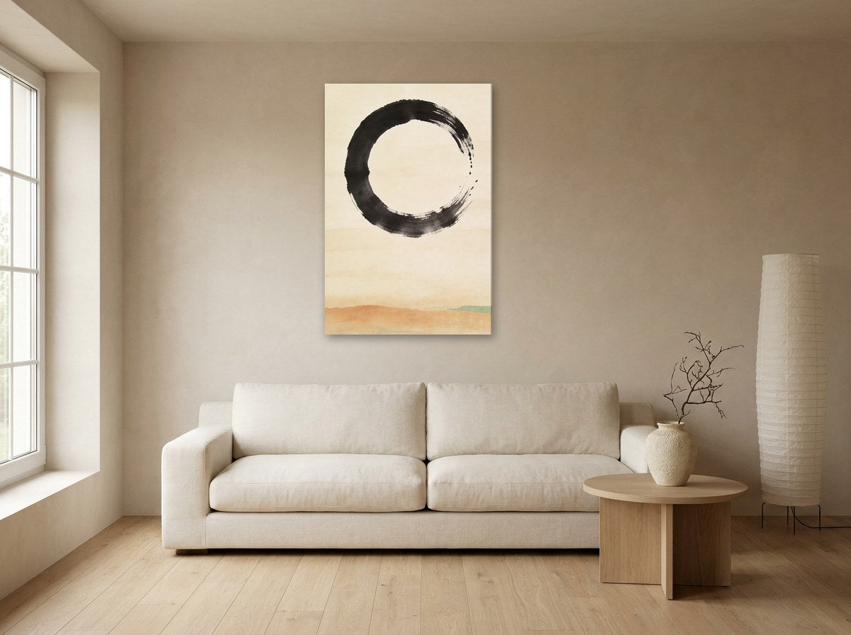 Mise en situation : toile « Cercle d’encre » au-dessus d'un canapé écru, sur le mur beige d'un salon japandi