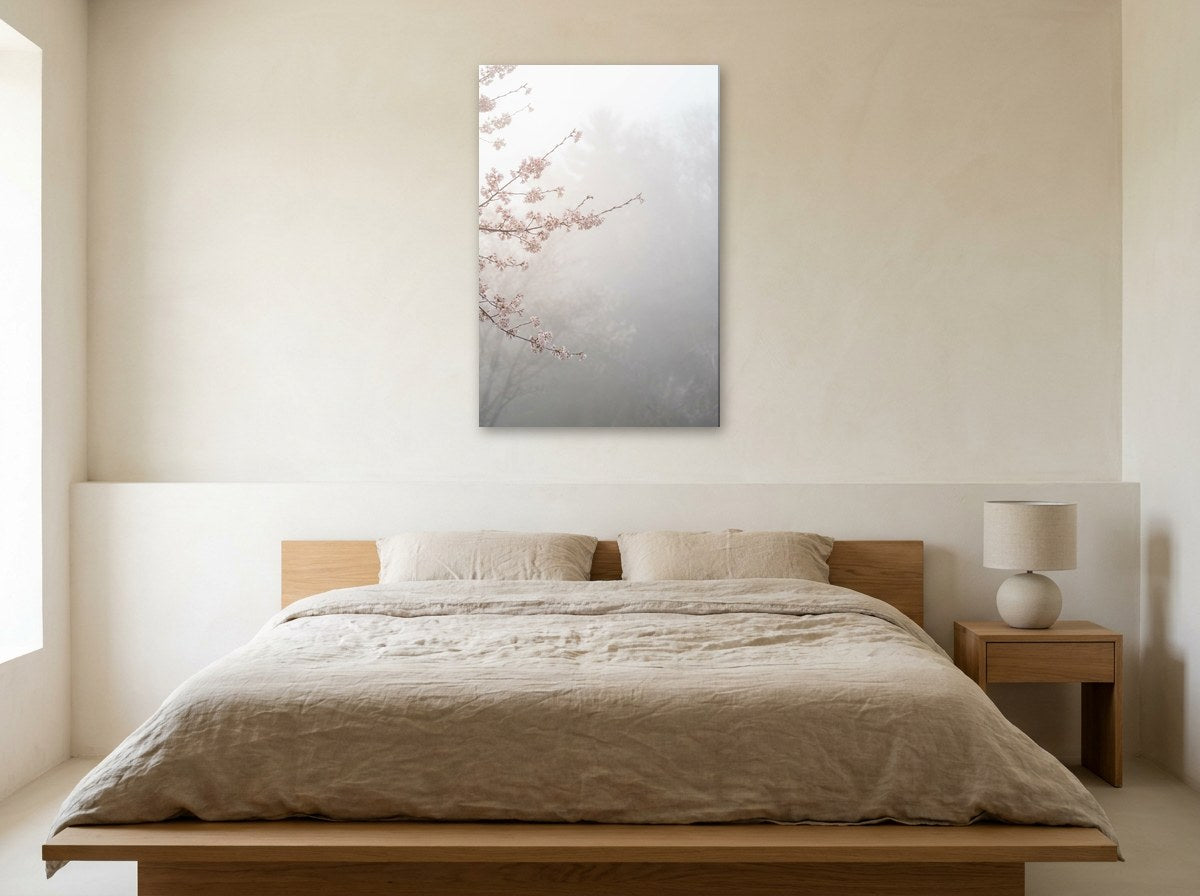 Cerisier en fleur dans la brume matinale, œuvre de la série Japon paysages accrochée au mur d'un intérieur contemporain