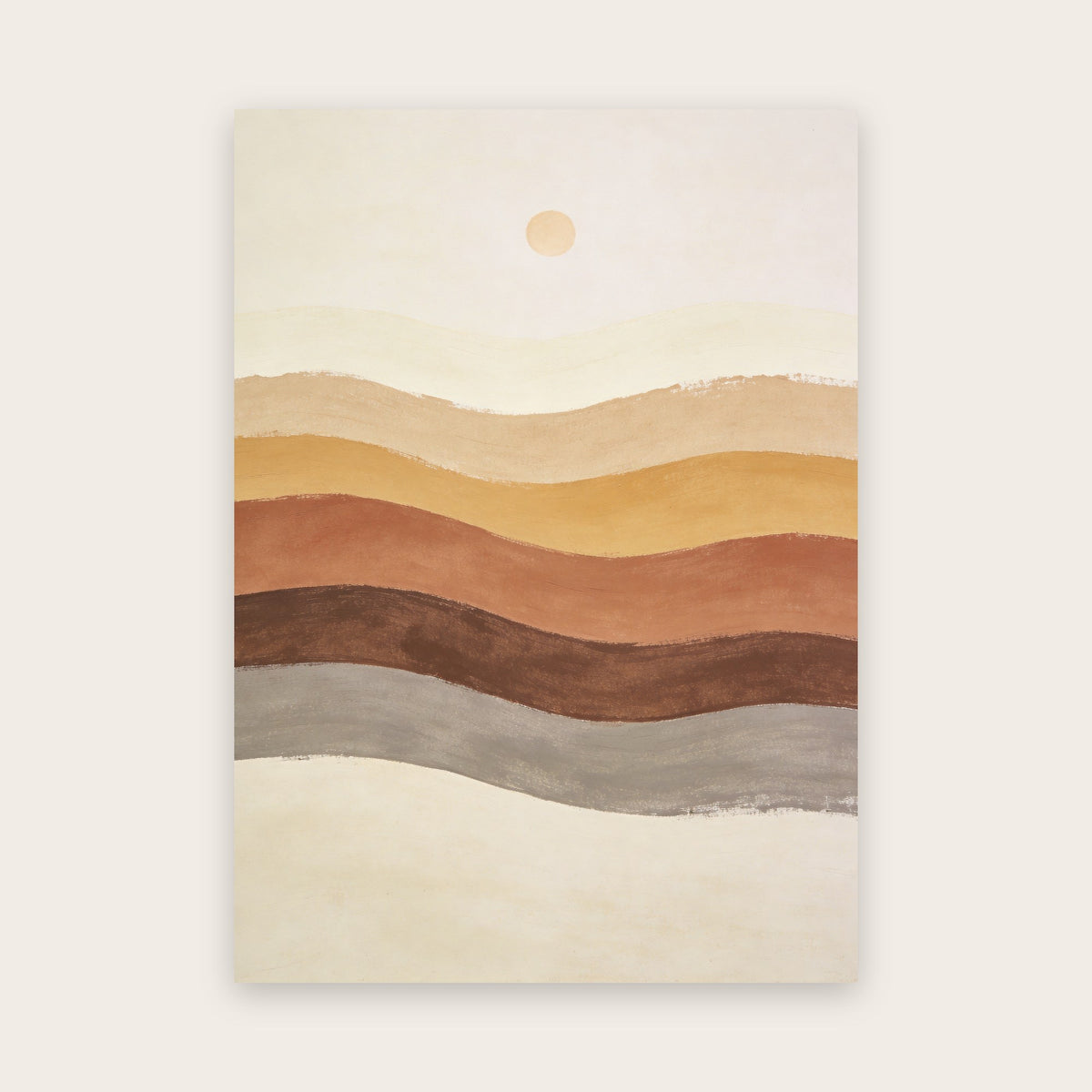 Affiche japandi : collines en bandes ondulées sable, ocre, terracotta, brun et gris sous un petit soleil pêche, fond ivoire