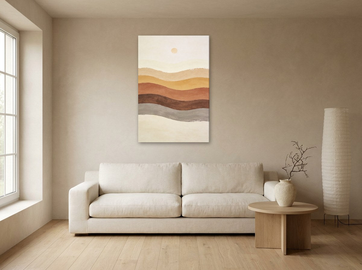 Mise en situation : toile « Collines d’argile » au-dessus d'un canapé écru, sur le mur beige d'un salon japandi