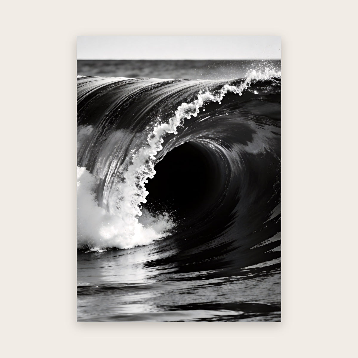 Affiche vague noir et blanc en gros plan : lèvre d'eau sombre qui s'enroule, frange de gouttelettes blanches et creux noir