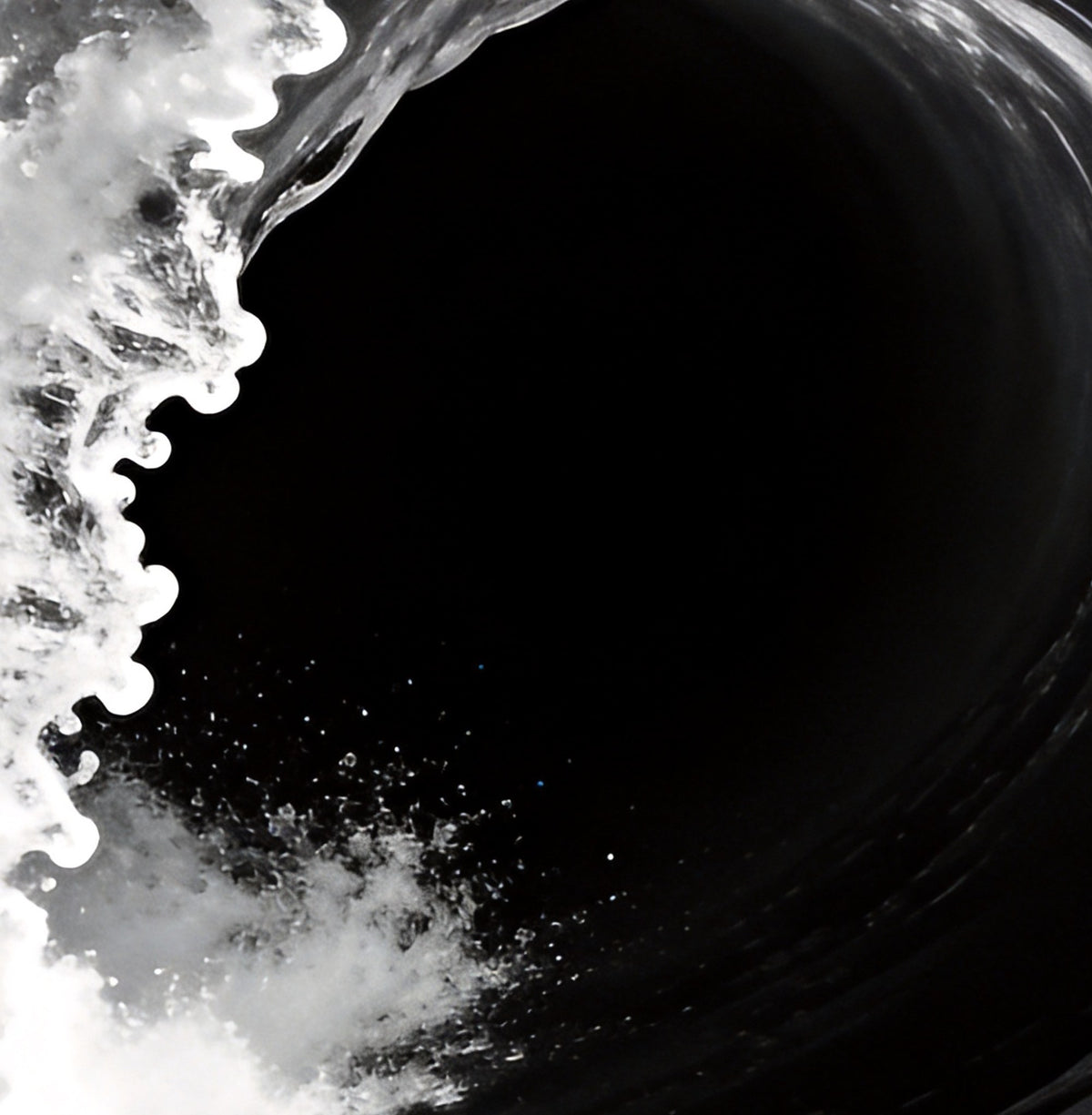 Détail : le creux noir de la vague, bordé d'une frange de gouttelettes blanches