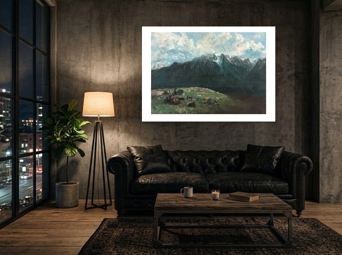 Mise en situation : affiche Grand panorama des Alpes au mur de béton brut d'un loft, au-dessus d'un canapé en cuir noir