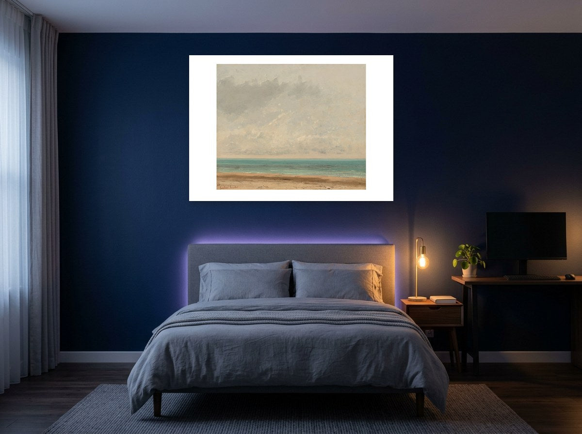 Mise en situation : affiche Mer calme au mur bleu nuit d'une chambre, au-dessus d'un lit au linge gris-bleu