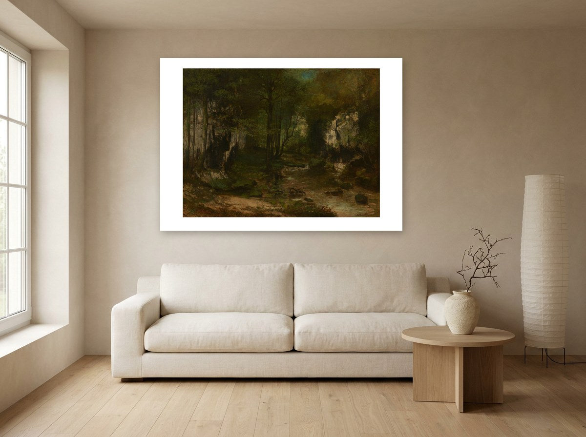 Mise en situation : affiche Le Ruisseau du Puits-Noir au mur beige d'un salon, au-dessus d'un canapé en lin écru