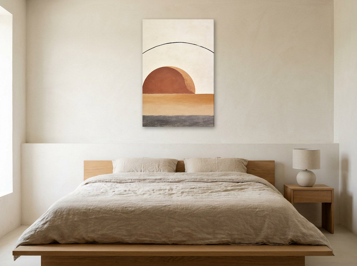 Mise en situation : toile « Demi-lune terracotta » au-dessus d'un lit en lin beige, dans une chambre aux murs crème