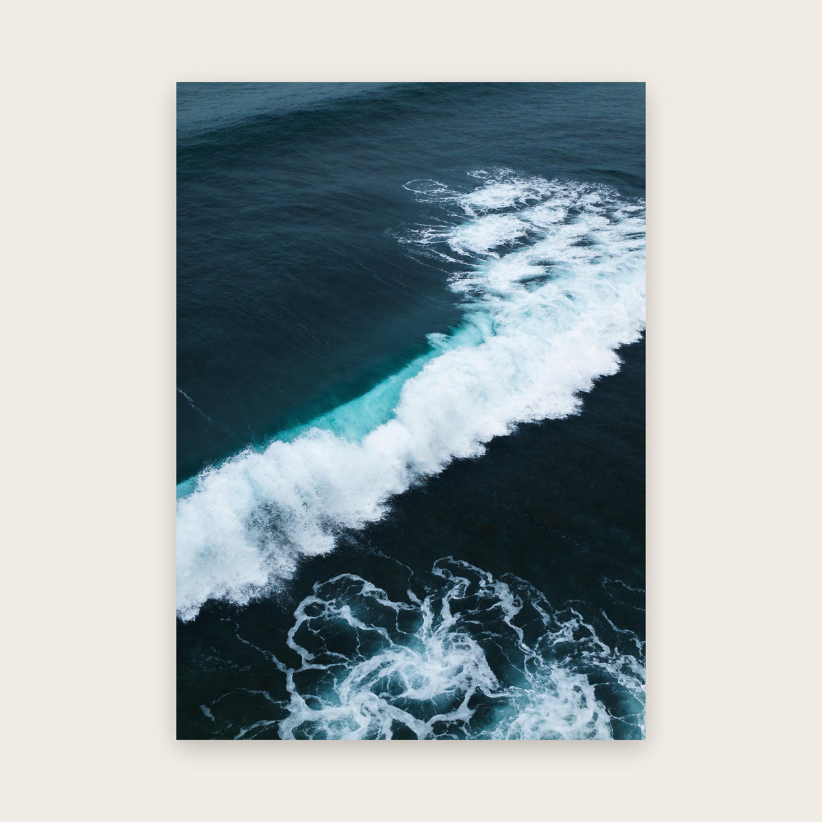 Affiche vague vue du ciel : ligne d'écume blanche en diagonale, bande turquoise et dentelle d'écume sur une eau bleu sombre