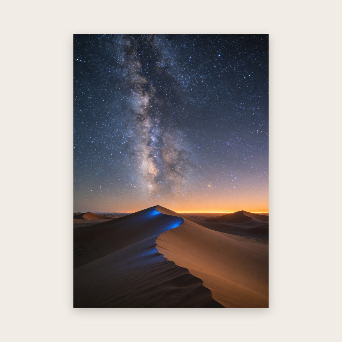 Affiche nature au rendu photo : la Voie lactée au-dessus d’une crête de dune, lueur orangée à l’horizon