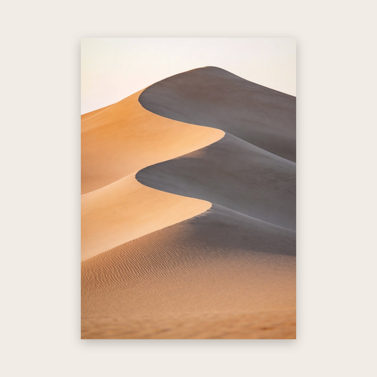 Affiche japandi au rendu photo : crêtes de dunes en courbes, faces sable doré et versants gris taupe, ciel pâle