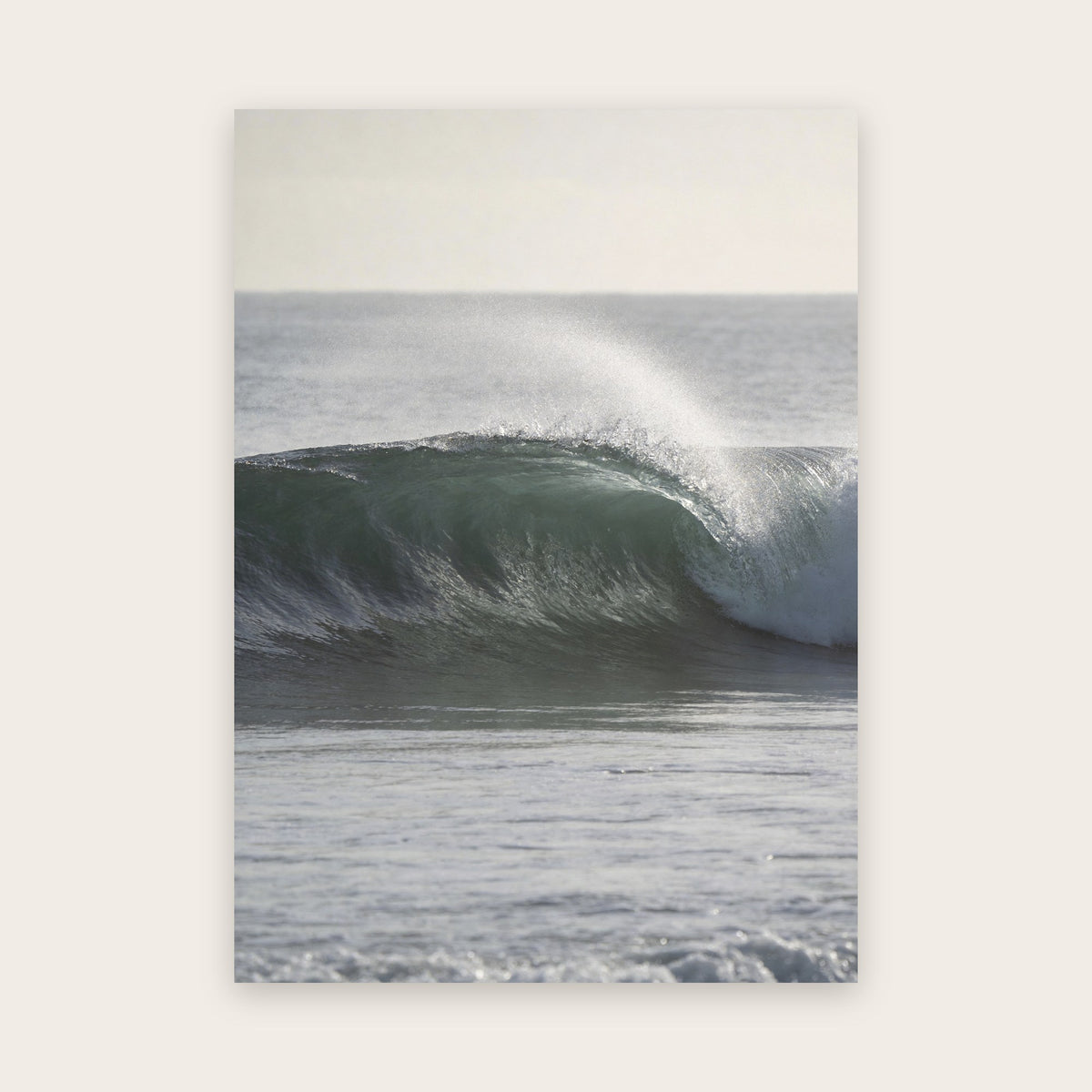 Affiche vague par temps gris : vague gris-vert qui se creuse et voile d'embruns argentés au-dessus d'une mer pâle et calme