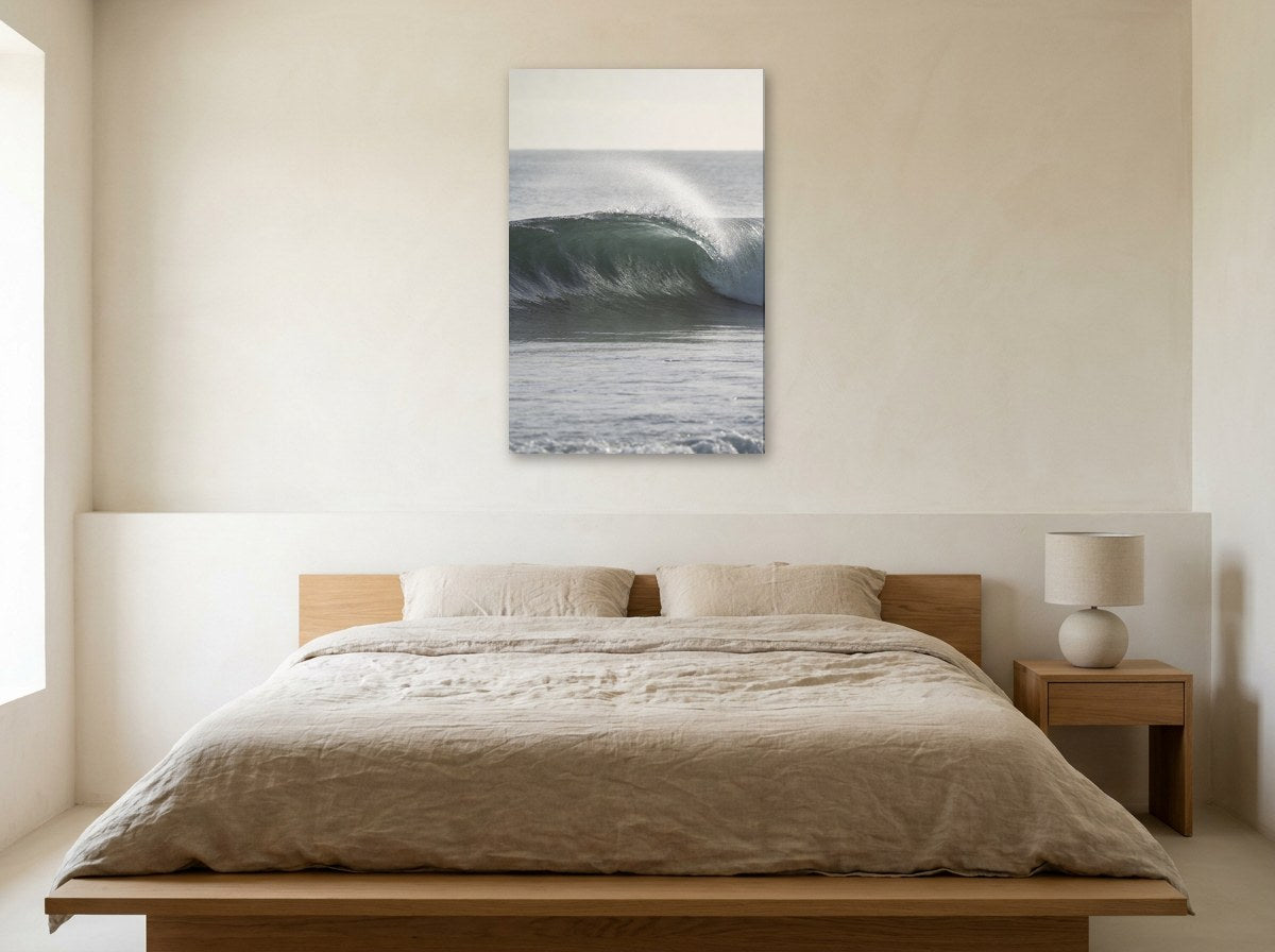 Mise en situation : toile « Embruns d'un matin gris perle » au-dessus d'un lit en lin beige, dans une chambre aux murs crème