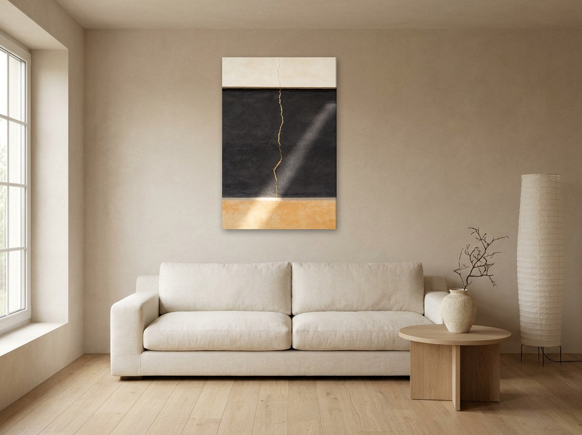 Mise en situation : toile « Faille d’or » au-dessus d'un canapé écru, sur le mur beige d'un salon japandi