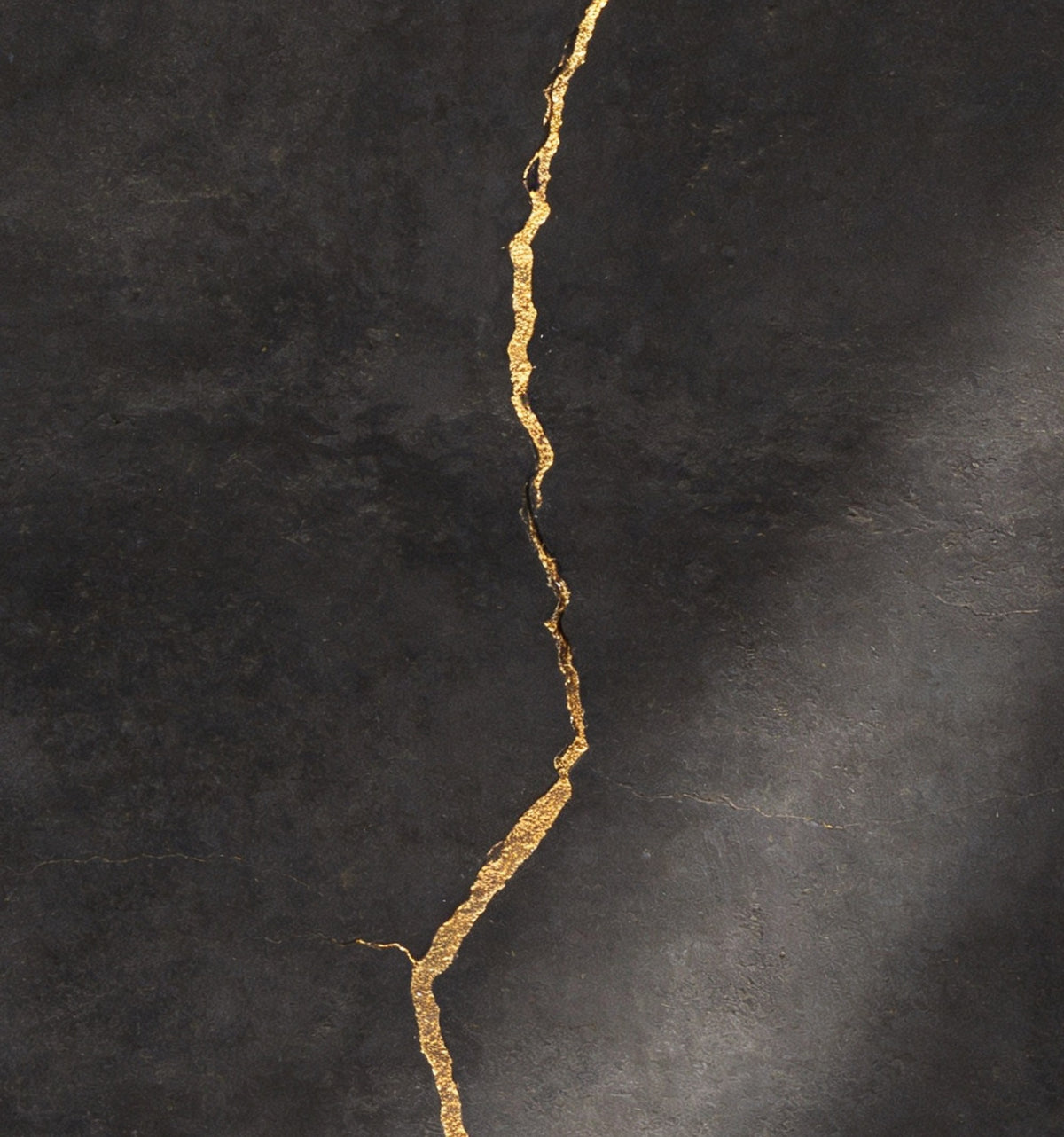 Détail de « Faille d’or » : la fissure dorée dans la surface charbon