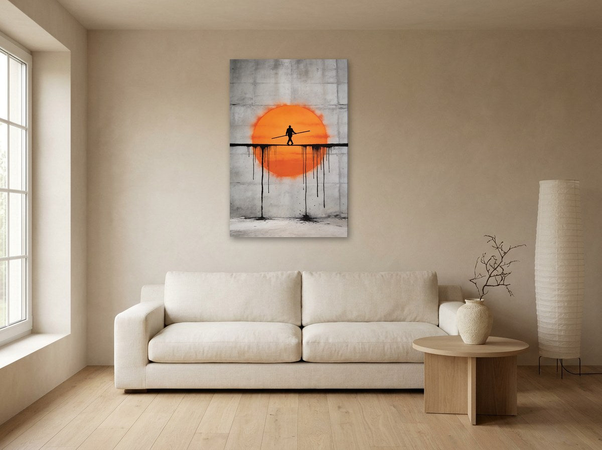 Mise en situation : toile du funambule au soleil orange au-dessus d'un canapé écru, sur le mur beige d'un salon aux tons naturels