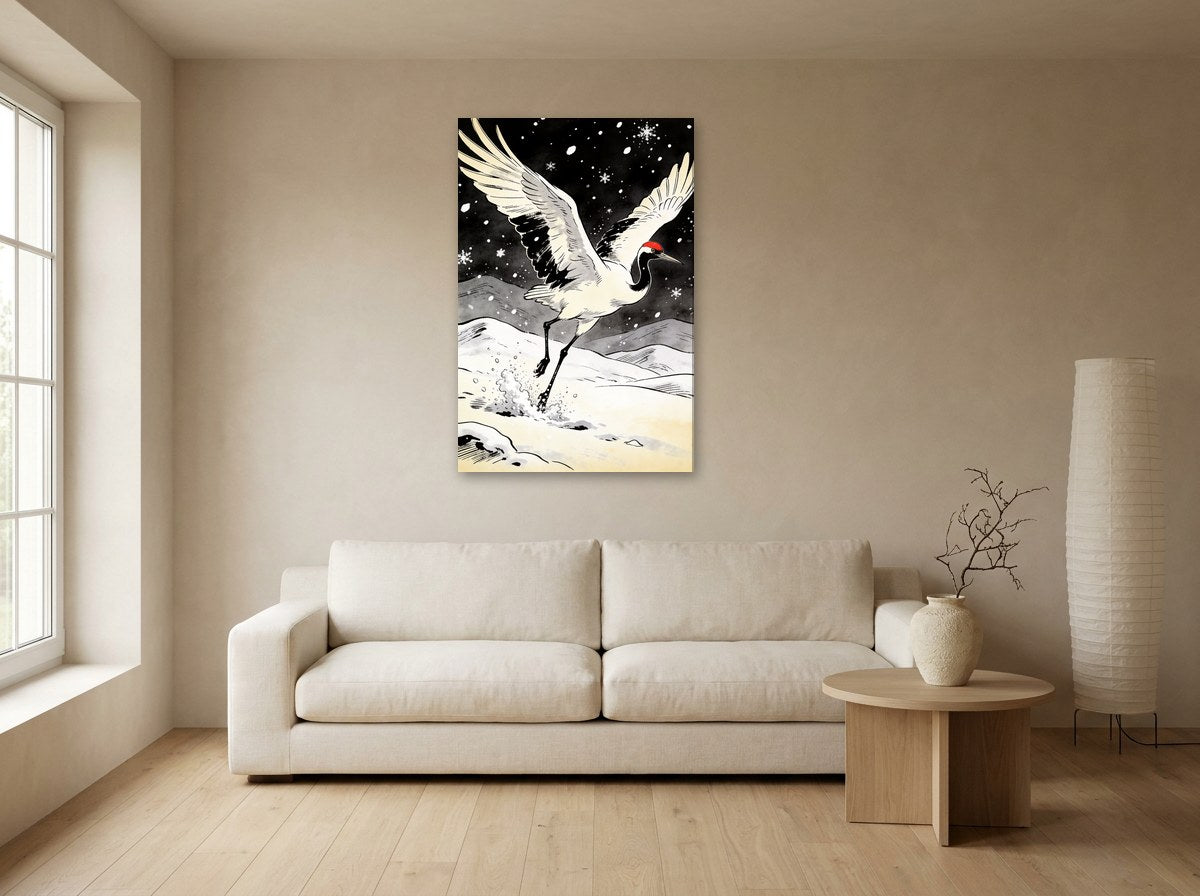 Mise en situation : toile « Grue dans la neige » au-dessus d'un canapé écru, sur le mur beige d'un salon japandi