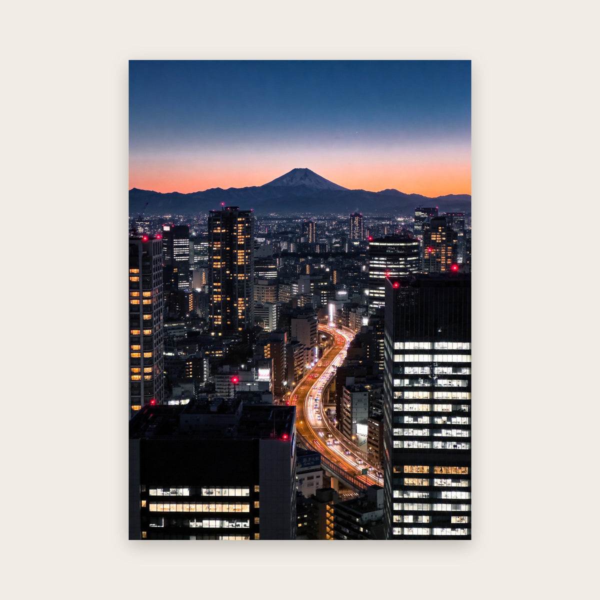 Affiche Tokyo la nuit : ville vue d'en haut à l'heure bleue, volcan enneigé sur ciel orangé, voie express lumineuse en S entre les tours