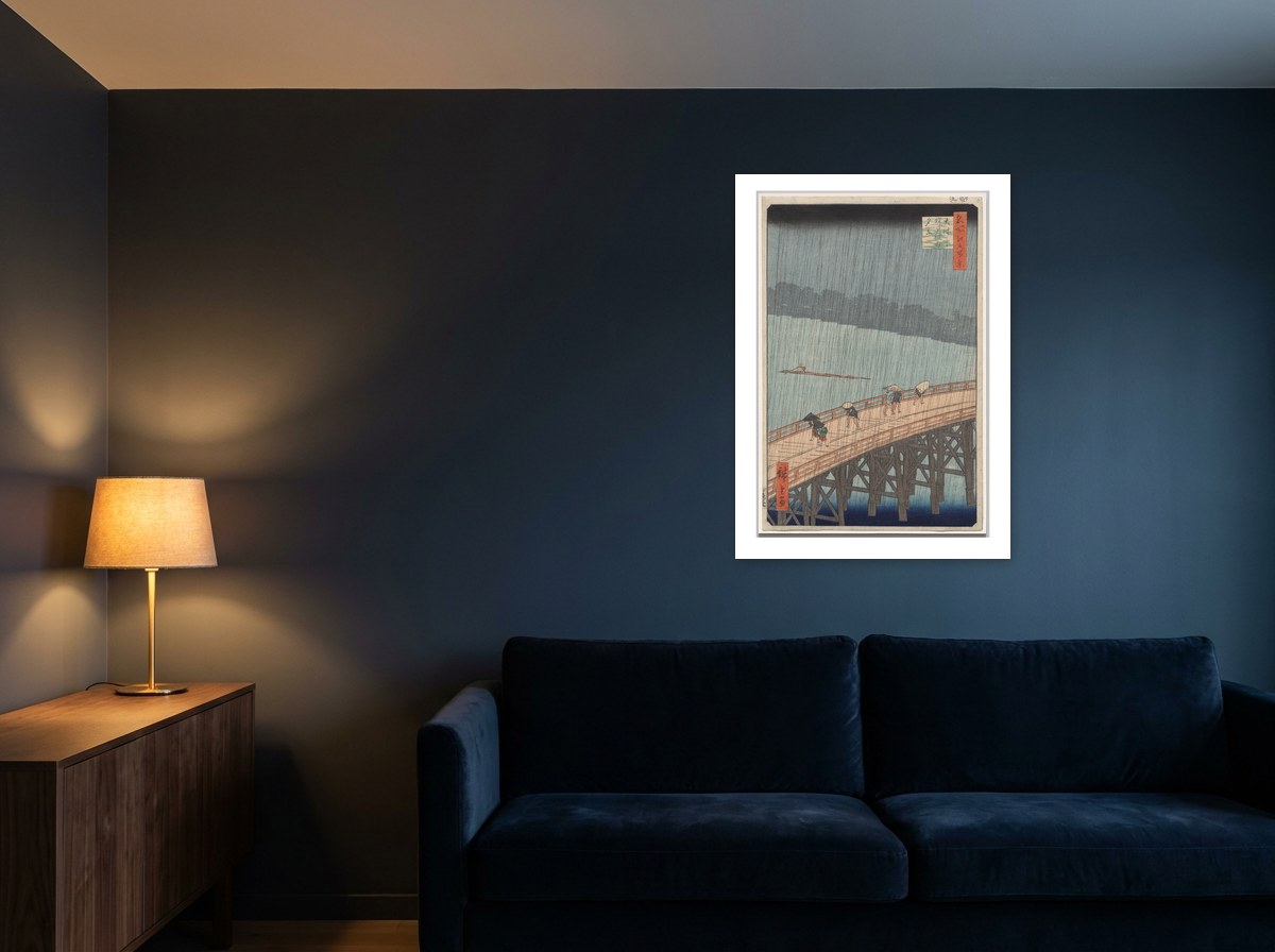 Mise en situation : affiche Averse sur le pont Shin-Ōhashi à Atake au mur bleu nuit d'un salon, au-dessus du canapé