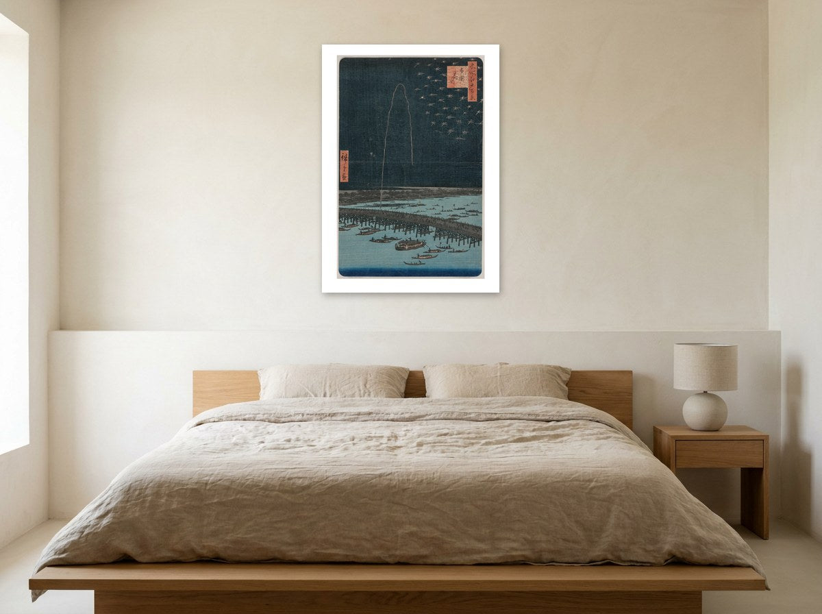 Mise en situation : affiche Feux d'artifice sur le pont Ryogoku au mur crème d'une chambre, au-dessus d'un lit en bois clair