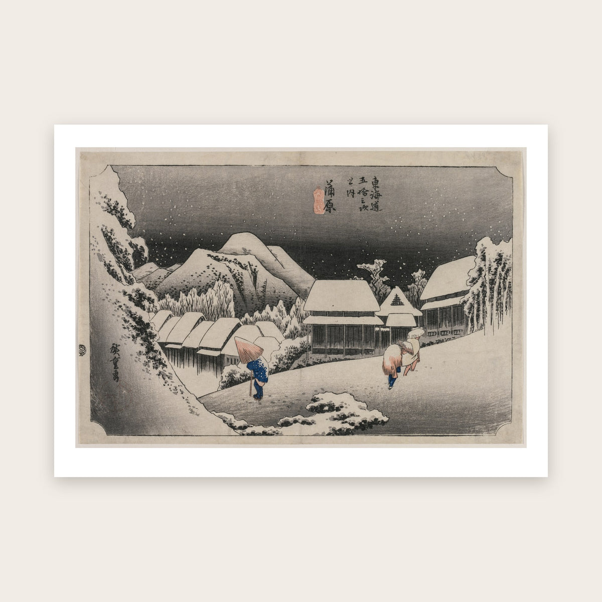 Affiche Nuit de neige à Kambara d'après Hiroshige : village enneigé, flocons dans la nuit, trois marcheurs, marge blanche